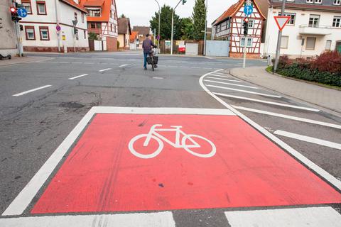 Rot markierte Aufstellstreifen wie in der Ludwigstraße sollen richtig angewendet die Sichtbarkeit von Radfahrenden erhöhen. © Volker Dziemballa (VF)