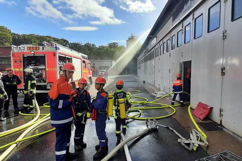 Die Jugendfeuerwehren aus Haßloch und Raunheim üben gemeinsam. Foto: Michael Kapp