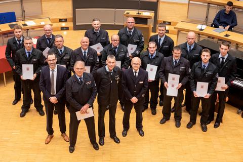 Ehrungsabend der Feuerwehr im Ratssaal, vorne von links: Stadtrat Nils Kraft, Klaus Gimbel, Michael Stephan und Feuerwehrleiter Jörg Wintermeyer. © Volker Dziemballa (VF)