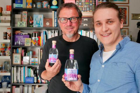 Zwei Rüsselsheimer Kreative: Leon Tomenendal (rechts) hat den Gin kreiert, Thomas Marutschke zeichnet für das Design des Etiketts verantwortlich. © Stella Lorenz