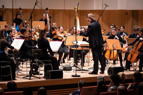 Zum Festkonzert der Musikschule am 7. November spielt die Deutsche Streicherphilharmonie im Theater Rüsselsheim. Foto: Musikschule/Björn Kadenbach