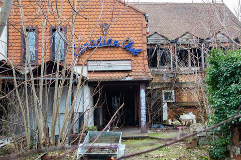 Zersplitterte Glasscheiben, verkohltes Holz, eine mit Sträuchern überwucherte Hofeinfahrt: Die frühere Discothek Canadian Club ist als Schandfleck in Rüsselsheim bekannt.