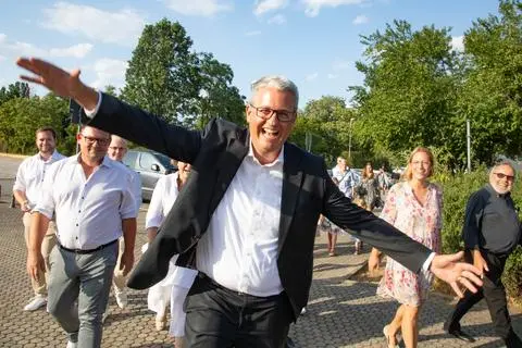 Patrick Burghardt (CDU) freut sich sichtlich über seinen Wahlsieg. Er wird ab 2024 erneut als Oberbürgermeister ins Rüsselsheimer Rathaus einziehen. 