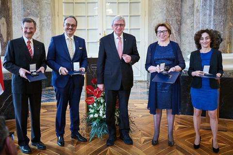 Hessens Ministerpräsident Volker Bouffier zeichnet Rüsselsheims ehemalige Oberbürgermeisterin Otti Geschka mit der Wilhelm-Leuschner-Medaille aus. Foto: Hessische Staatskanzlei