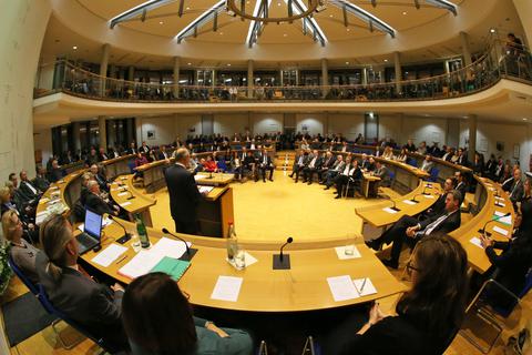 Das Parlament der Stadt Rüsselsheim tagt im großen Ratssaal. Archivfoto: Vollformat/Volker Dziemballa
