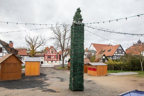 Noch wirkt der Kerbeplatz eher trist. Doch ab Freitag soll in Bauschheim vorweihnachtliche Stimmung aufkommen. 