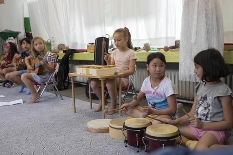 Nach einer Woche Intensivkurs in Nadia’s Musikschule zeigen die Kinder beim Abschlusskonzert ihr Können. Foto: Volker Dziemballa (VF