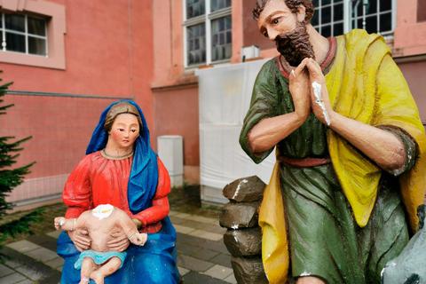 Der Gewerbeverein hat vor der Marktkirche Krippenfiguren aufgebaut. Nun fehlt dem Jesuskind der Kopf.  Foto: Michaela Kabon 