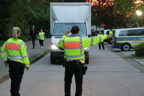 Im Rahmen der landesweiten Aktion „Sicher mobil leben“ hat die Polizei am Donnerstagabend in Rüsselsheim an der Varkausstraße Verkehrsteilnehmer kontrolliert. Foto: Ralph Keim