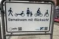 Roller oder E-Scooter spielen auf den Schildern vor der Sophienpassage am Rüsselsheimer Bahnhof noch keine Rolle.