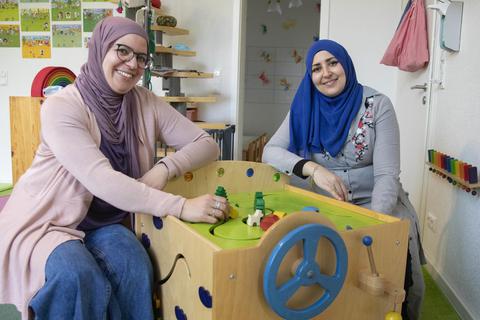 Jamila Ajaji (links) und Loubna El Hasnaoui betreiben den „ZwergenClub“ in Rüsselsheim. Foto: Vollformat/Volker Dziemballa