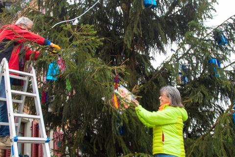 BU: Vor zwei Jahren haben Annelie und Heinz Schneider den Weihnachtsbaum mit bunten Päckchen behängt. Ohne Baum fällt dieses Jahr die Baumschmück-Aktion mit den Kindern aus.