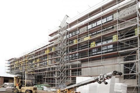 Die Baustelle des Erweiterungsbaus des Neuen Gymnasiums auf dem früheren Blöcher-Gelände. Foto: Vollformat/Frank Möllenberg  