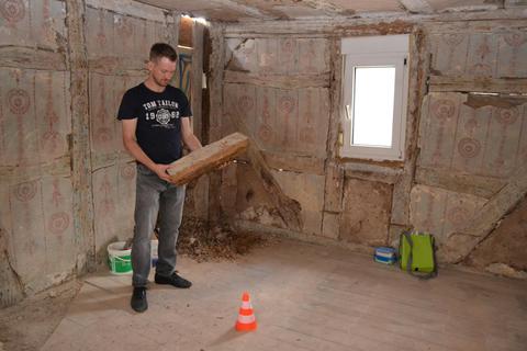 Timo König restauriert sein altes Fachwerkhaus. Foto: Michaela Kabon