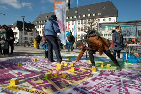Klötzchen für Klötzchen zur künftigen Innenstadt: Bürger können auf einer großen Karte von Rüsselsheim ihre Vorstellungen verteilen. © Volker Dziemballa (VF)