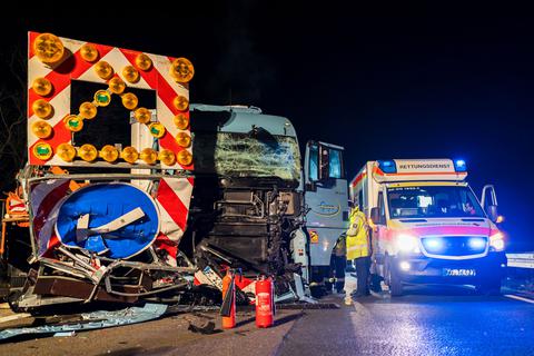 Am späten Montagabend ist auf der A60 bei Rüsselsheim ein Lkw in einen Baustellenanhänger gekracht.