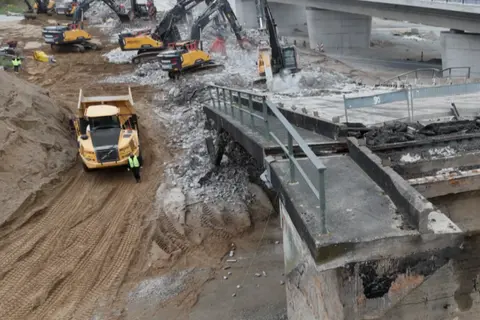Nach Brückensprengung: Stau auf der A67