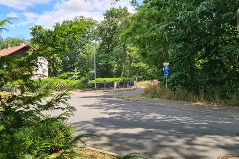 An der Ecke Amselweg/Waldweg standen sich am Sonntag zwei Gruppen gegenüber. Mit Messern und Knüppeln gingen sie aufeinander los. Die Ursache ist noch unklar.                Foto: Stella Lorenz