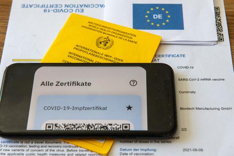 Das digitale Impfzertifikat sollte in dieser Woche freigeschaltet werden, in den Rüsselsheimer Apotheken hat es aber noch nicht funktioniert.          Foto: dpa