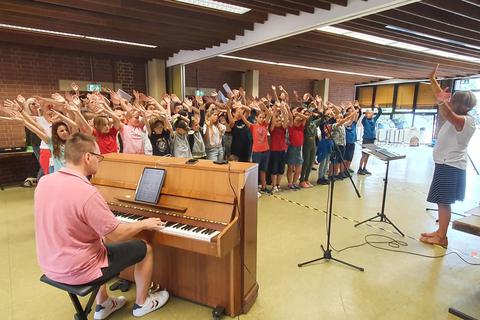 Bianca Heintze und Pianist Thomas Bryn leiten die Sonderprobe von „CantaRona“ mit dem Schulchor „PlanckTON“ zur Konzertvorbereitung. Foto: MGV Liederkranz
