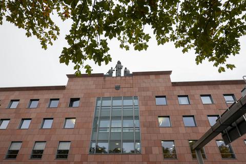 Vor dem Darmstädter Landgericht muss sich derzeit eine 26-Jährige verantworten, deren Baby infolge von Vernachlässigung gestorben ist.   Foto: Guido Schiek