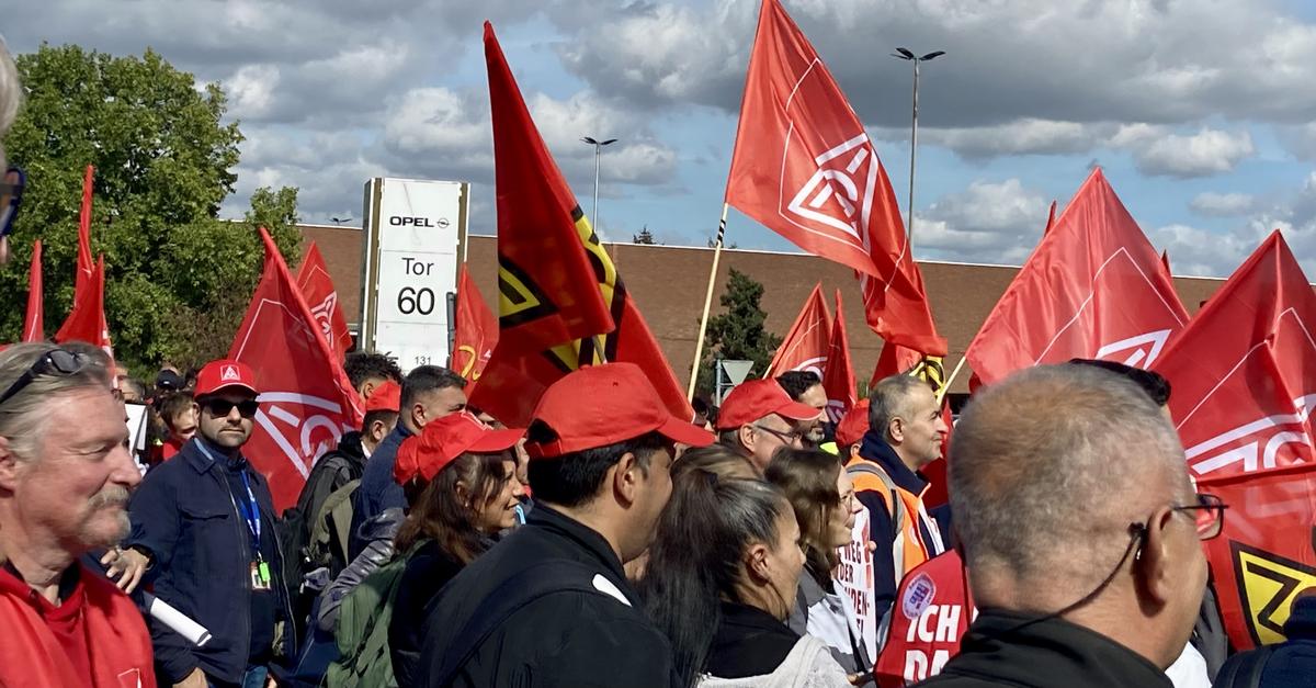 Opelaner in Rüsselsheim wehren sich gegen den Kahlschlag
