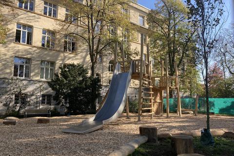 Der Spielplatz hinter dem Hauptgebäude der Rüsselsheimer Parkschule soll noch im November fertiggestellt werden. Sind die Bauarbeiten an der Grundschule abgeschlossen, zieht die Spielanlage in den Innenhof um und die Fläche wird als Teil des Stadtparks renaturiert. © Dorothea Ittmann