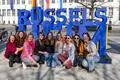 Der neue "Rüsselsheim am Main"-Schriftzug entpuppt sich nach der Enthüllung auf dem Marktplatz als beliebtes Foto- und Selfie-Motiv. Hier lässt sich eine Gruppe von Rüsselsheimer Unternehmerinnen ablichten.