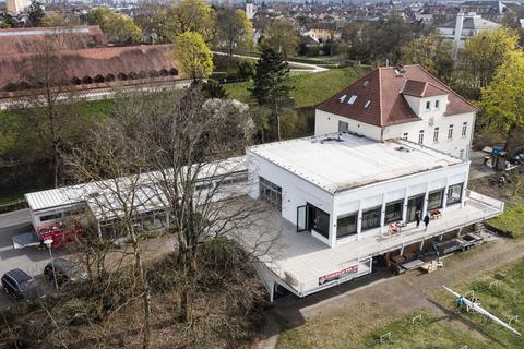Das Bootshaus am Rüsselsheimer Mainvorland erstrahlt in neuem Glanz. Jetzt muss nur noch das Restaurant eröffnen. Archivfoto: Volker Dziemballa (VF