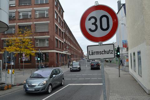 Neben der Geschwindigkeitsreduzierung gibt es noch weitere Pläne für die Weisenauer Straße.     Foto: Michaela Kabon