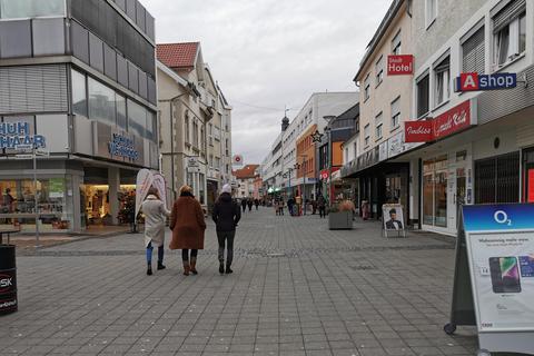 Die Rüsselsheimer Wachstumsphase in den 1960er und 1970er Jahren ist vorüber. Jetzt gilt es, die Innenstadt mit einem Branchenmix, städtebaulicher Aufwertung und professionellem Citymarketing wiederzubeleben.