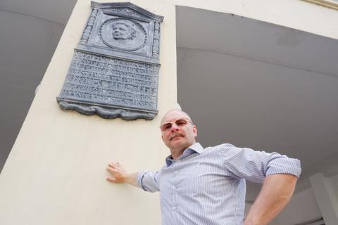 Treffen der Generationen: Großvater Heinrich Jobst hat die Reliefplakette von Sophie Opel im Adamshof geschaffen, vor der sich OB-Kandidat Steffen Jobst präsentiert.
