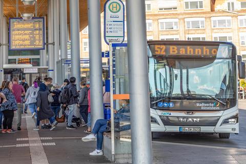 Fahrgäste müssen in den kommenden Wochen im Busverkehr in Rüsselsheim mit einigen Umleitungen und Veränderungen rechnen. Archivfoto: Volker Dziemballa (VF