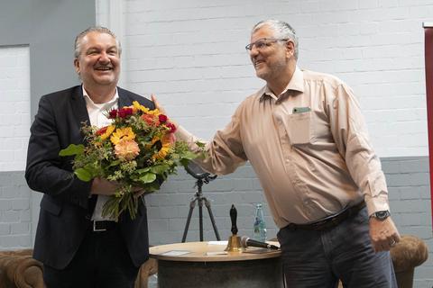 Ortsvereinsvorsitzender Joachim Schmid (rechts) gratuliert Jens Grode zur Nominierung. Grode wird für die Rüsselsheimer SPD als Kandidat bei der Oberbürgermeisterwahl im nächsten Jahr antreten. Foto: Volker Dziemballa (VF)