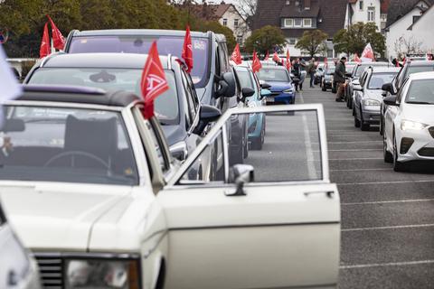 Vor dem Adam-Opel-Haus versammelt sich die Opel-Gemeinde nach dem Autokorso.            Foto: Vollformat/Volker Dziemballa 
