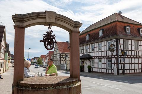 Im historischen Ortskern von Bauschheim entlang der Brunnenstraße gibt es zahlreiche liebevoll restaurierte Fachwerkbauten. Foto: Frank Hueter