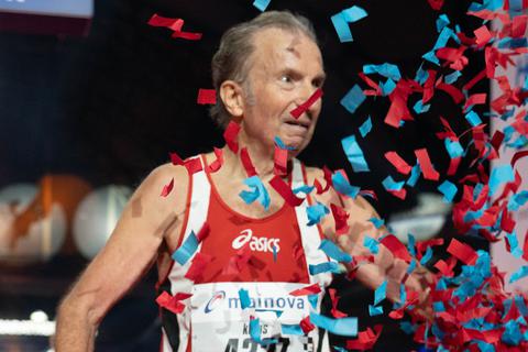 Im Konfettiregen: Klaus Niepelt am Ziel des Frankfurt-Marathons in der Festhalle.