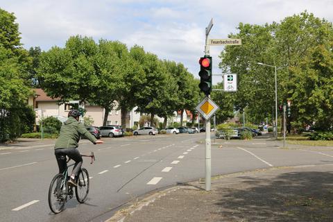 Extra-Schild für Radfahrer: Rechts abbiegen an der roten Ampel ist für Zweiräder hier erlaubt.