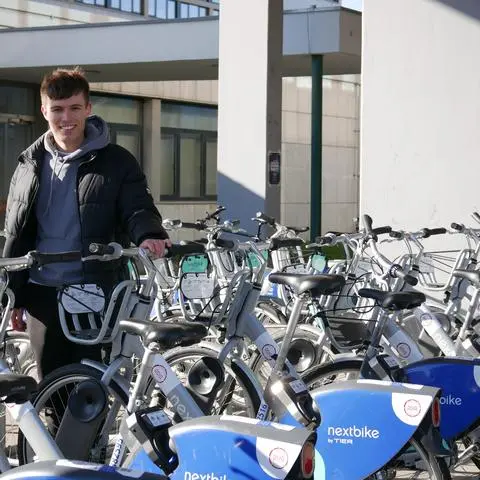 Tim Peter studiert Mobilitätsmanagement und ist im Referat Mobilität des AStA der Hochschule Rhein-Main aktiv. Er hat sich dafür eingesetzt, dass Rüsselsheim neue Leihräder bekommt. 