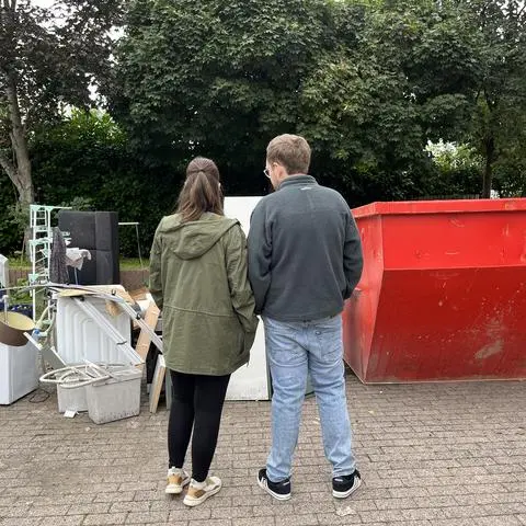 Lea und Andi habe in der Nacht des Unwetters fast ihr ganzes Hab und Gut verloren. In Containern werden Möbel, Küchengeräte und Kleinkram entsorgt.