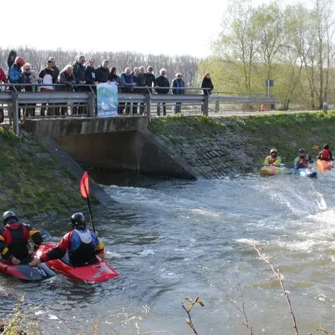Der Besuch der beiden Grünen-Politiker Nina Eisenhardt und Philip Krämer ist auf großes Interesse gestoßen. Die Wildwassersportler veranschaulichten, wie wichtig die Treburer Steindamm-Welle für sie ist.