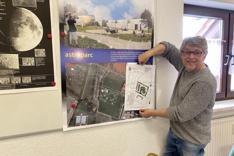 Manfred Liedtke von der Astronomie-Stiftung Trebur informiert über den Planungsstand zum Astro-Park Trebur. Foto: Detlef Volk