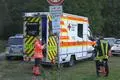 Ein Rettungssanitäter und ein Feuerwehrmann beim Einsatz nach dem tödlichen Badeunfall am Rhein in Trebur.