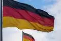 Deutschlandfahnen wehen am 3. Oktober im Wind.