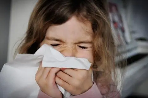 Die kleine Frieda schnieft schon seit zwei Wochen. Ihre Erkältungsviren sind sehr penetrant, und Frieda hat längst die ganze Familie angesteckt.