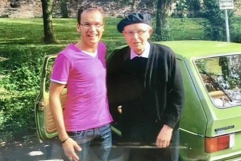 Viele Erinnerungen verbinden die Menschen in der Region mit Bischof Franz Kamphaus. Sebastian Musiol hat ihn 2016 mit dessen ehemaligem Golf in Aulhausen besucht.