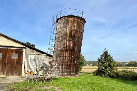So sah er aus, der "Schiefe Turm" von Staffel auf dem Grundstück des Landwirten Gerhard Stamm. Passanten waren besorgt, er könnte einfach umfallen.