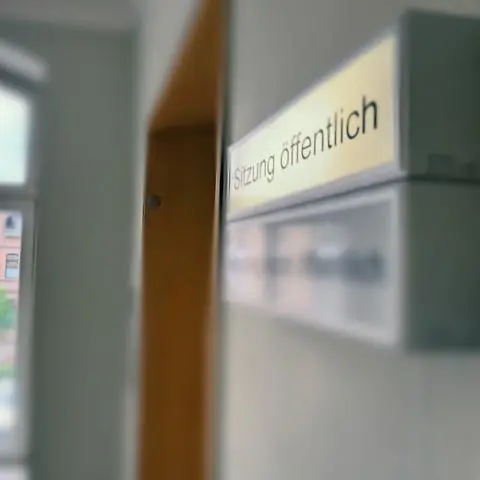 Saal 129 im Limburger Landgericht: Hier steht eine Frau vor Gericht, der vorgeworfen wird, ihren Mann beim vermeintlichen Sexspiel an einer Grillhütte in Wetzlar versucht haben soll, zu ermorden. 