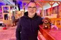 Das Team des Limburger Eventmanagers Gunnar Zessel lädt während des Limburger Oktoberfests zur „Brunftzeit“ in die Markthallen ein; eines der Accessoires sind Dackel, des Jägers bester Freund.
