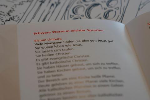 "Schwere Worte in leichter Sprache" lautet die Überschrift in einem Büchlein mit dem Hirtenwort von Bischof Georg Bätzing, das am Freitag in Limburg zur Pressekonferenz ausliegt.  Foto: Mika Beuster 